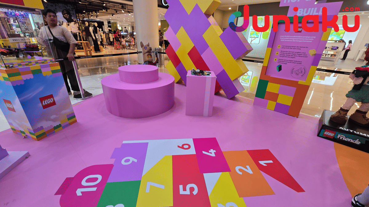 Area permainan LEGO Playground dengan dekorasi warna cerah, lantai hopscotch bernomor, dan pajangan LEGO di pusat perbelanjaan.