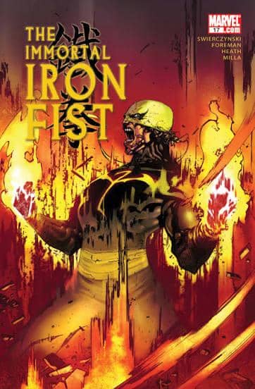 Sampul komik The Immortal Iron Fist menampilkan sosok pahlawan bertopeng dengan tangan menyala api di latar warna oranye menyala.