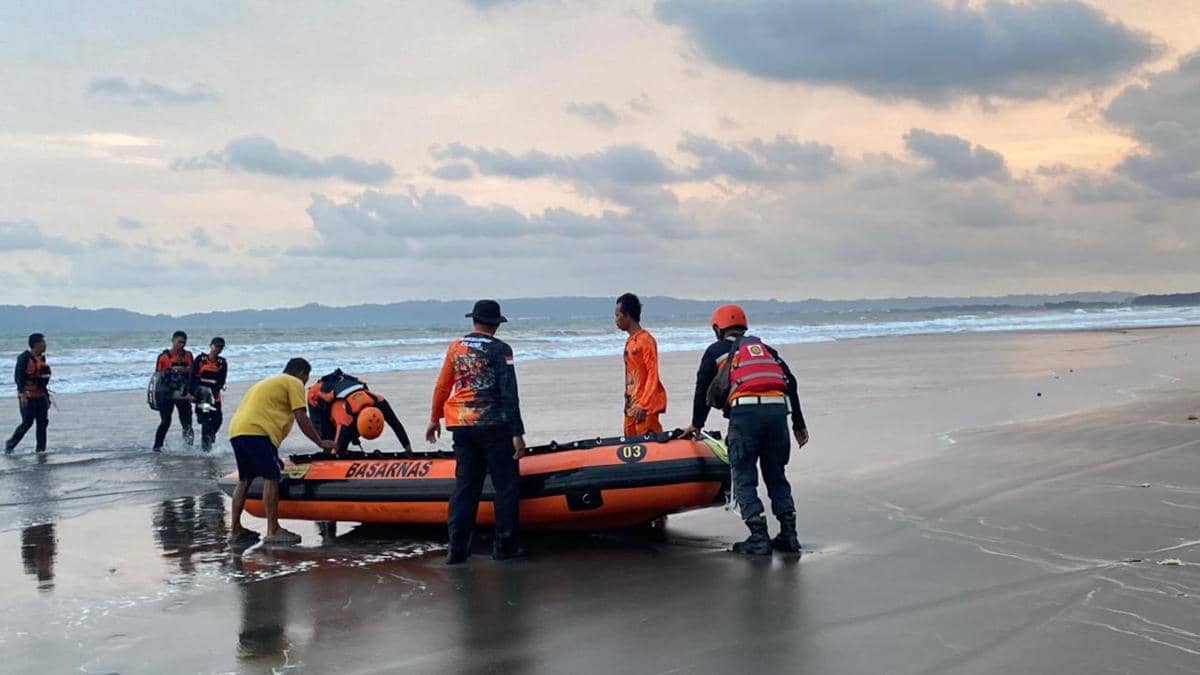 Lagi Asyik Main, 6 Remaja Digulung Ombak Pantai Menganti Kisik Cilacap