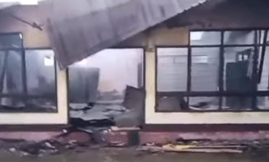 Bangunan kantor dengan atap dan jendela rusak akibat kebakaran di Ngada, Nusa Tenggara Timur, pada waktu dini hari.