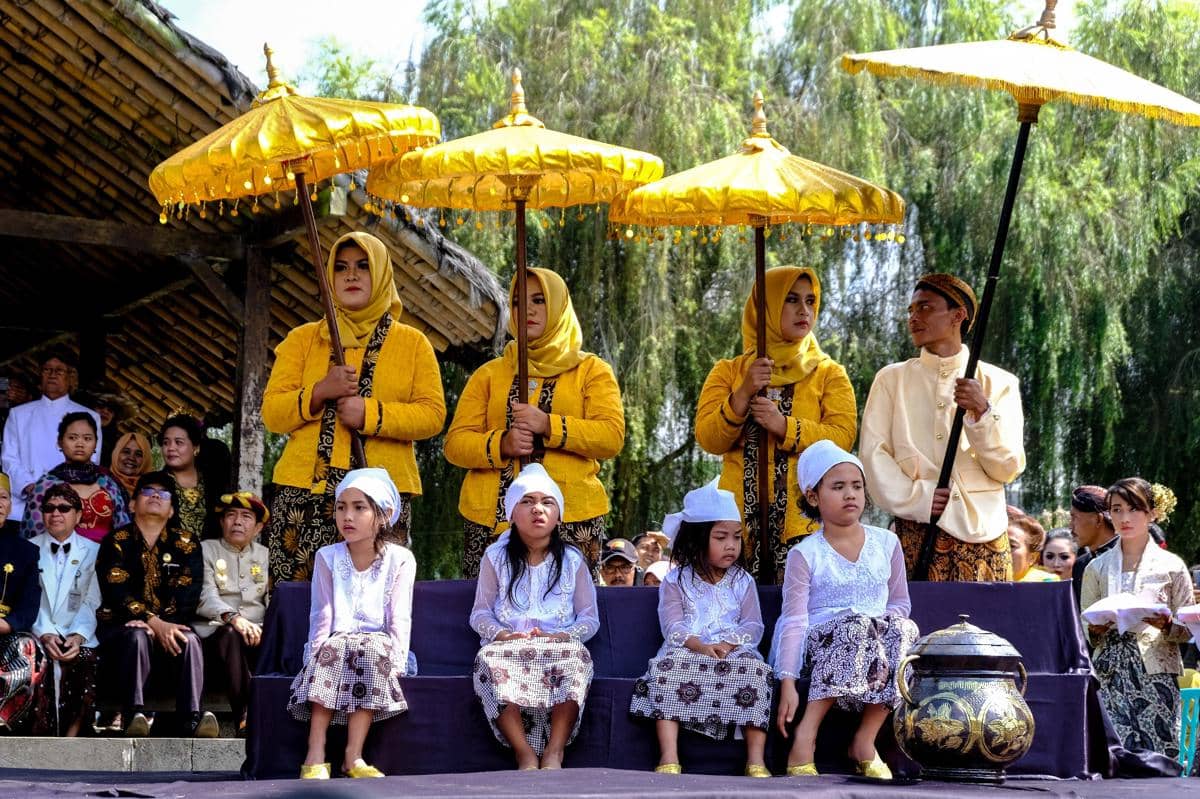 Potret acara potong rambut anak gimbal di Dieng Culture Festival di Dataran Tinggi Dieng 