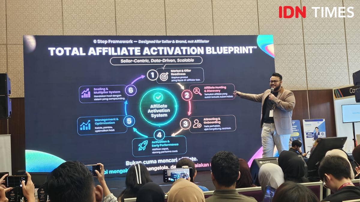 Seorang pembicara mempresentasikan konsep Total Affiliate Activation Blueprint di atas panggung dengan layar besar di depan audiens di ICE BSD, Tangerang.