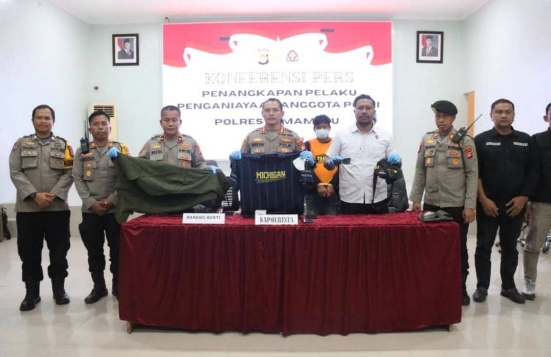 Polisi menyita barang bukti pelaku pemukulan anggota polisi saat unjuk rasa di Sulawesi Barat. Dok. Istimewa