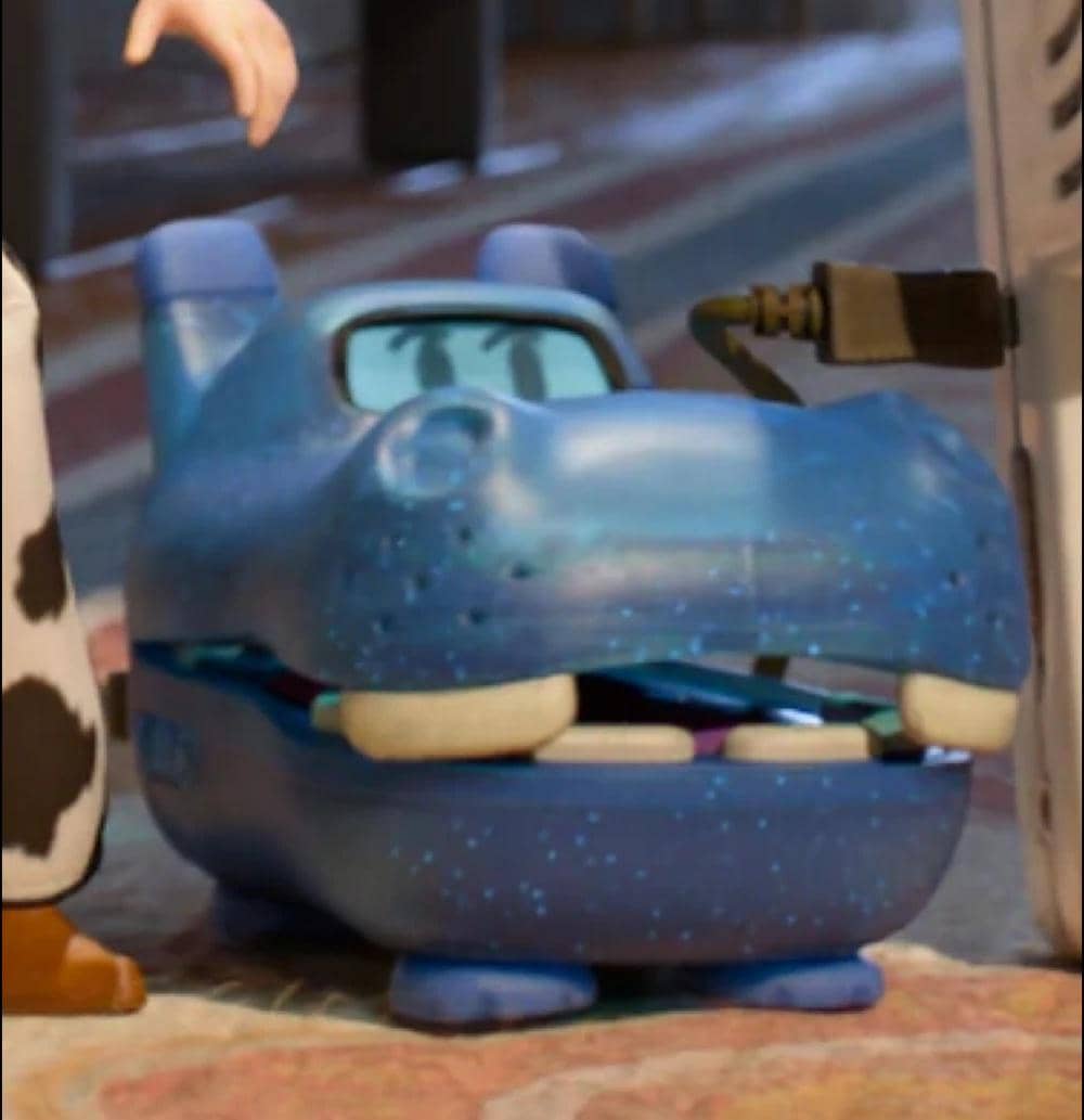 Karakter mainan berbentuk kuda nil berwarna biru dengan ekspresi lucu dalam cuplikan film animasi Toy Story 5 dari Pixar.