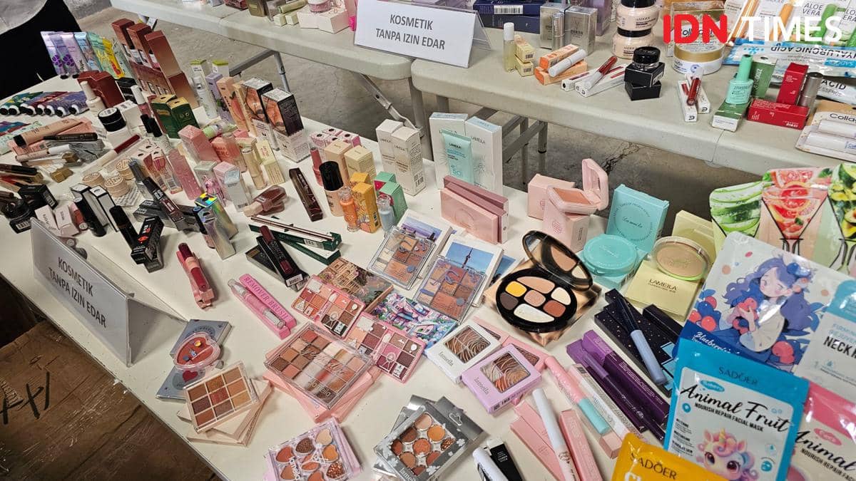 Beragam produk kosmetik tanpa izin edar disita BPOM di Tangerang, termasuk lipstik, bedak, dan masker wajah di atas meja pemeriksaan.