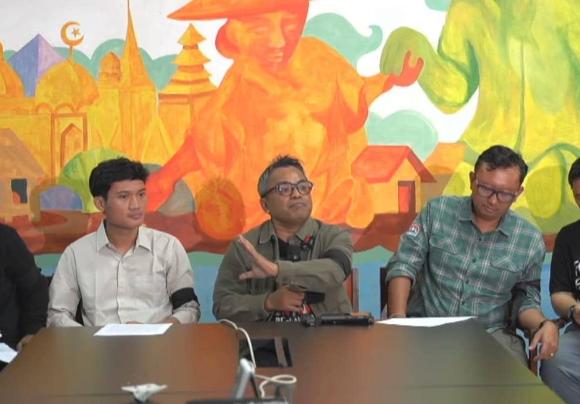 Islah Bahrawi saat memaparkan penguntitan yang dialami dalam jumpa pers bertajuk Menyikapi Intimidasi dan Teror Terhadap Masyarakat Sipil di