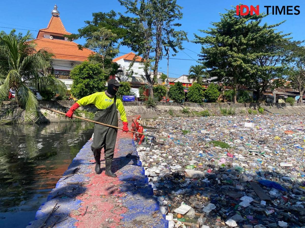 Saat Semua Berjibaku Tangani Sampah di Sungai Kali Tebu Surabaya