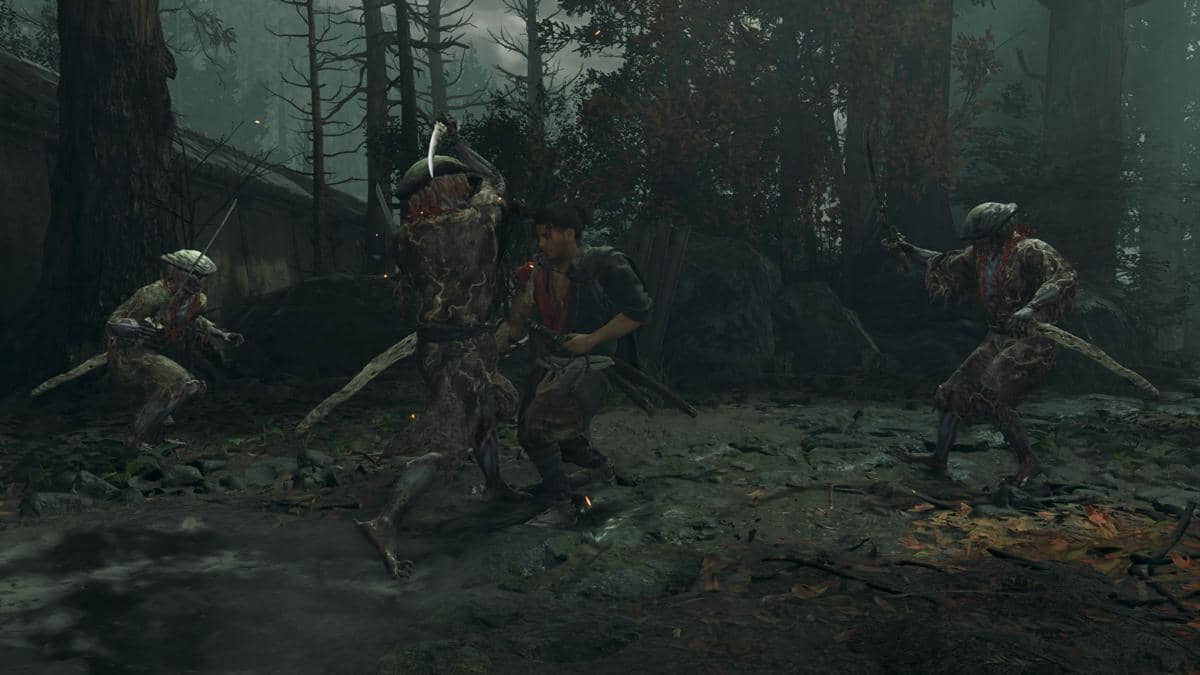 Seorang prajurit bertarung melawan tiga makhluk humanoid menyeramkan di hutan berkabut dalam adegan permainan Onimusha: Way of the Sword.