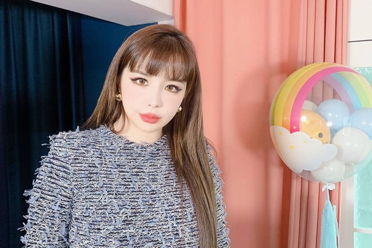 Park Bom Keluar dari Agensi D-Nation, Ingin Fokus Pemulihan Kesehatan