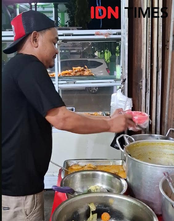 Pengelola warung makan di Makassar, Sulawesi Selatan, Kamis (5/6/2026). IDN Times/Darsil Yahya