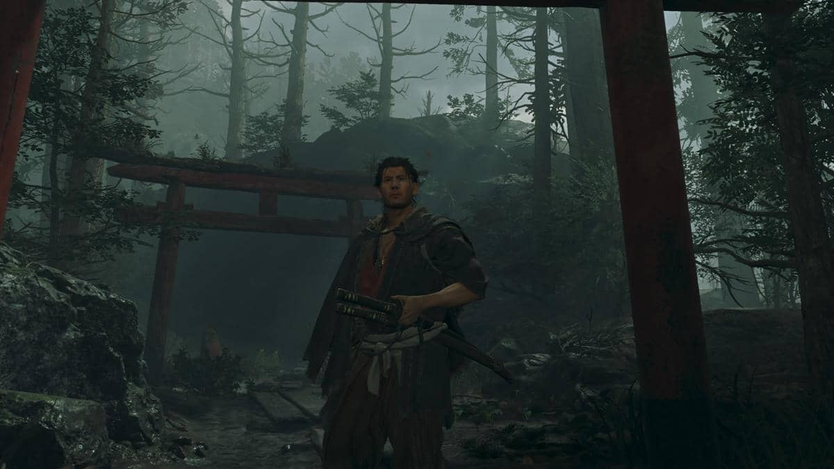 Seorang samurai berdiri di hutan berkabut dengan latar gerbang torii merah dalam suasana gelap dan misterius.