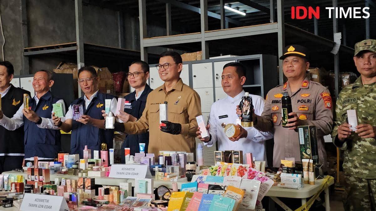 Petugas BPOM bersama aparat kepolisian menunjukkan berbagai produk kosmetik ilegal hasil penggerebekan gudang di Tangerang.