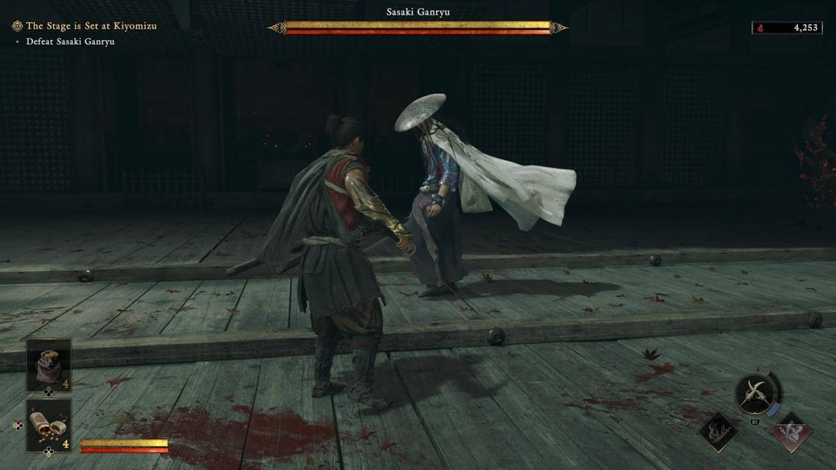 Pertarungan antara karakter utama dan Sasaki Ganryu di dalam permainan Onimusha: Way of the Sword di arena kayu gelap.