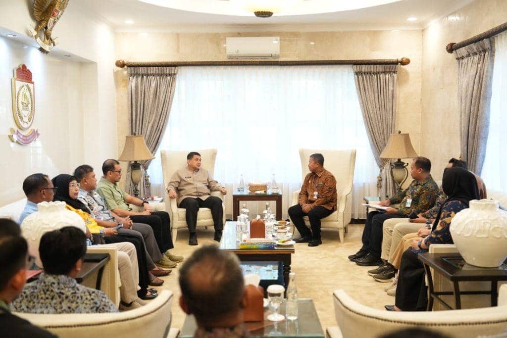 Penyerahan aset secara langsung oleh Direktur PIP Makassar, Rudy Susanto, bersama jajarannya kepada Wali Kota Makassar, Munafri Arifuddin, d