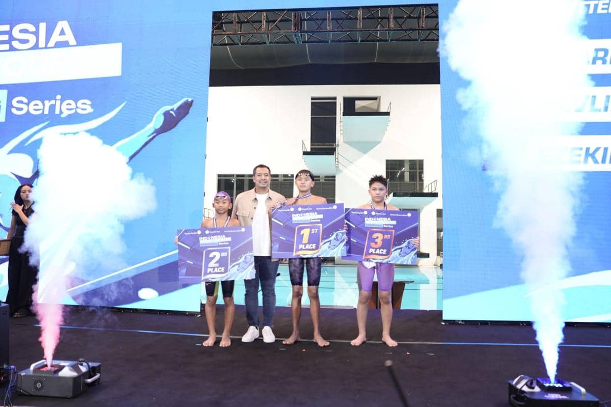 Tiga perenang muda berdiri di podium penghargaan Indonesia Short Course Emerging Series 2026 bersama seorang perwakilan acara.