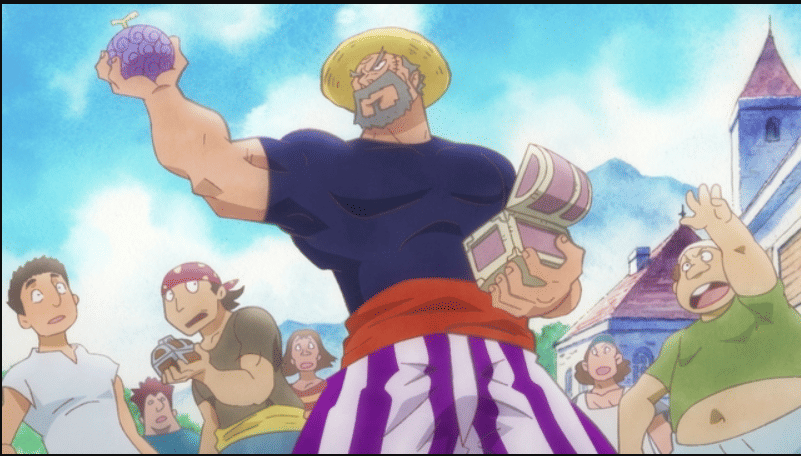 Seorang pria berotot berjanggut mengenakan topi jerami memegang buah iblis dan peti harta di tengah kerumunan di anime Romance Dawn.