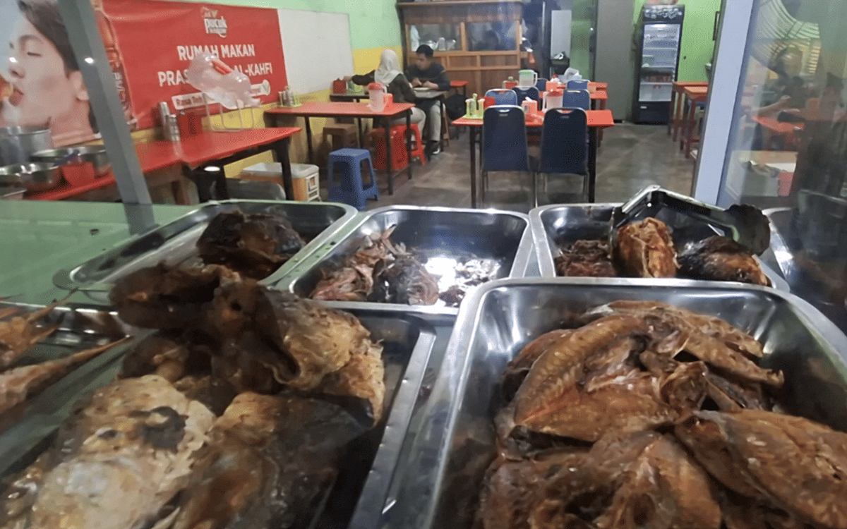 Pengelola warung makan di Makassar, Sulawesi Selatan, Kamis (5/6/2026). IDN Times/Darsil Yahya