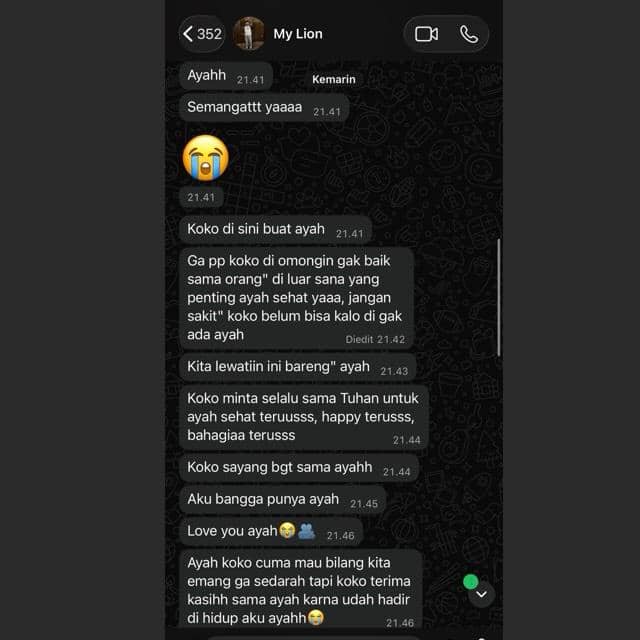 Tangkapan layar percakapan WhatsApp berisi pesan penuh dukungan dan kasih sayang dari seorang anak kepada ayahnya dengan emotikon menangis.