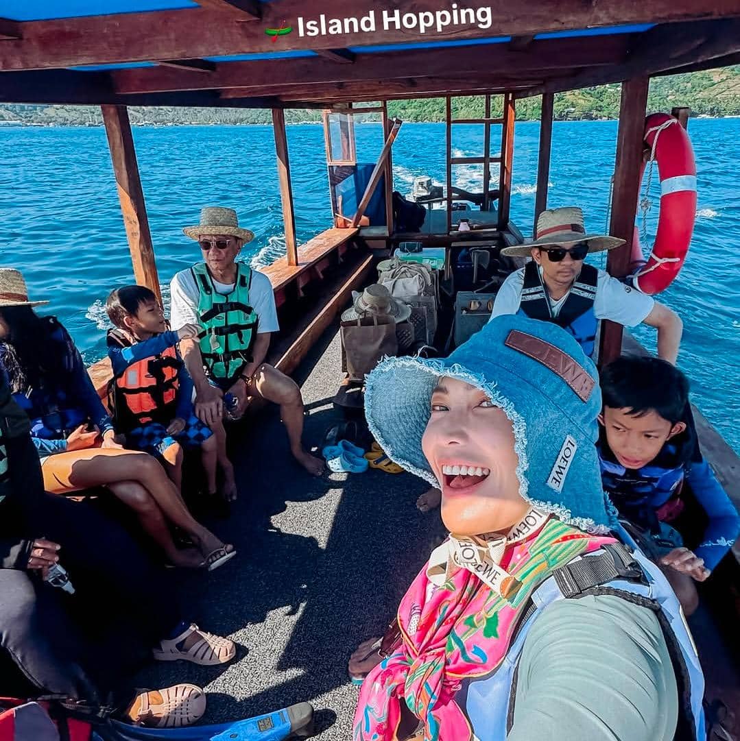 potret keluarga Ayu Dewi liburan di Pulau Lombok