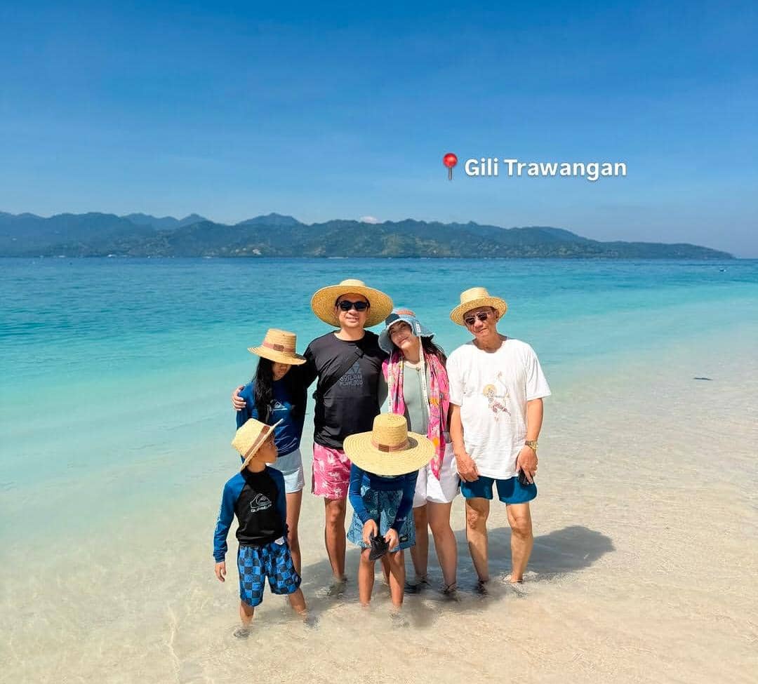 potret keluarga Ayu Dewi liburan di Pulau Lombok