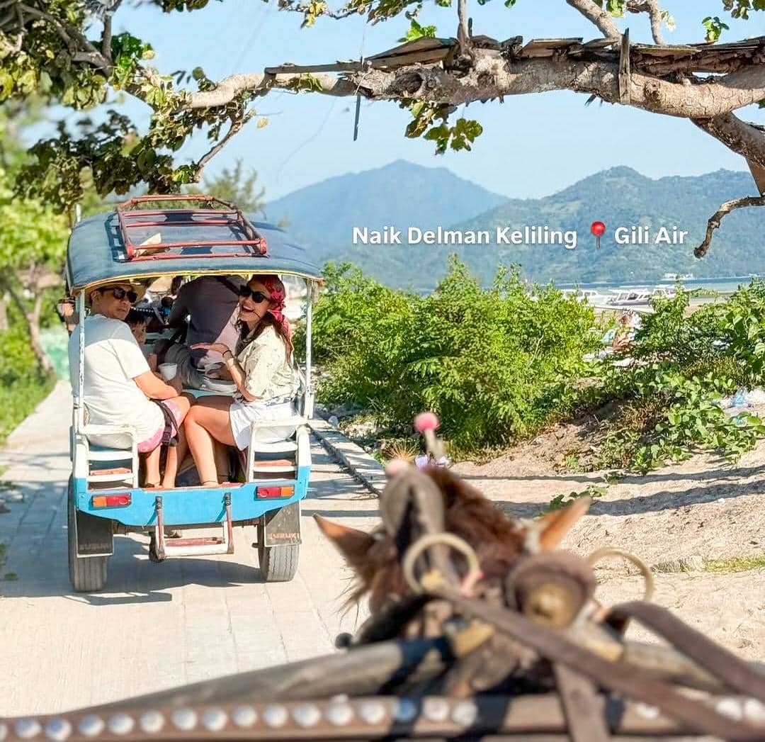 potret keluarga Ayu Dewi liburan di Pulau Lombok
