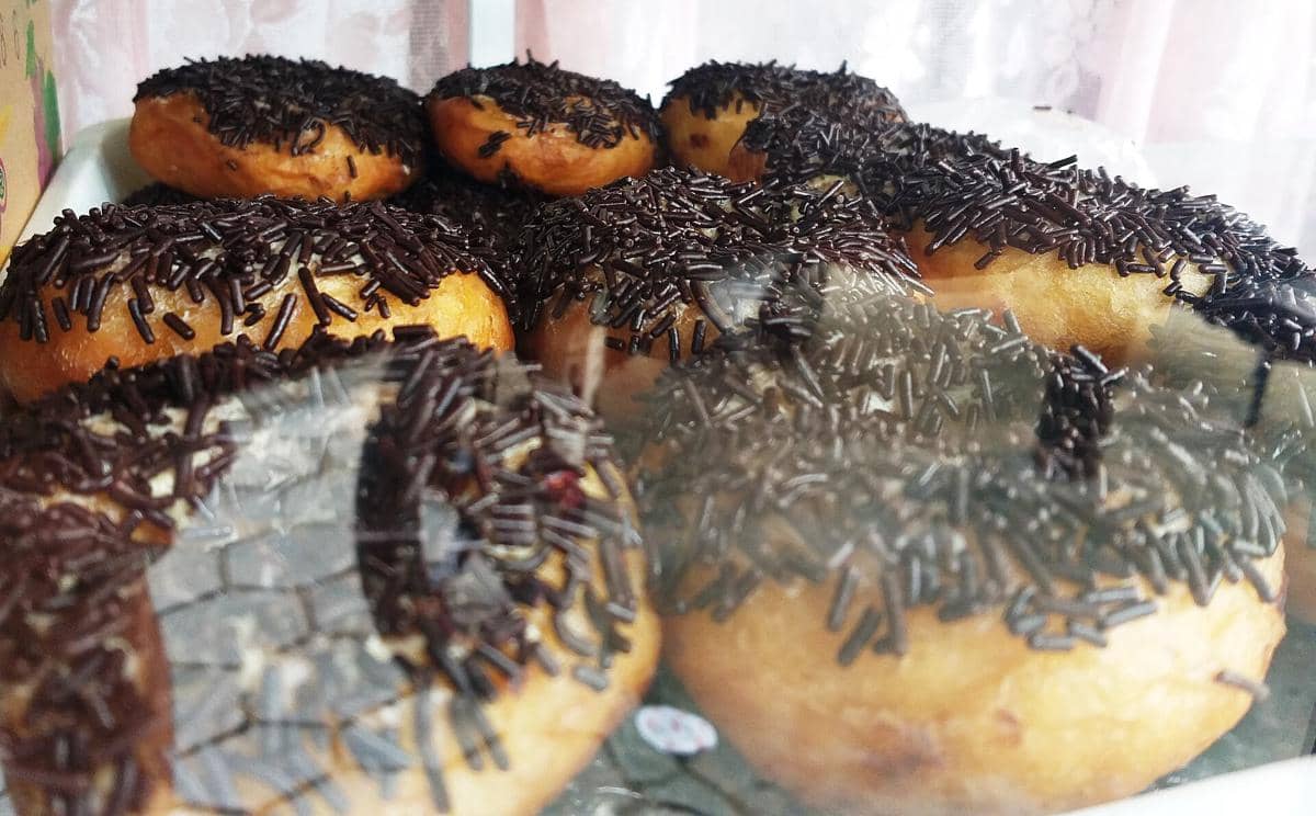 Resep Donat Kelapa Cokelat yang Empuk, Manis, dan Cocok untuk Teman Santai