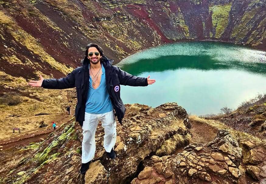 9 Potret Shaheer Sheikh Liburan di Islandia, Melihat Kawah