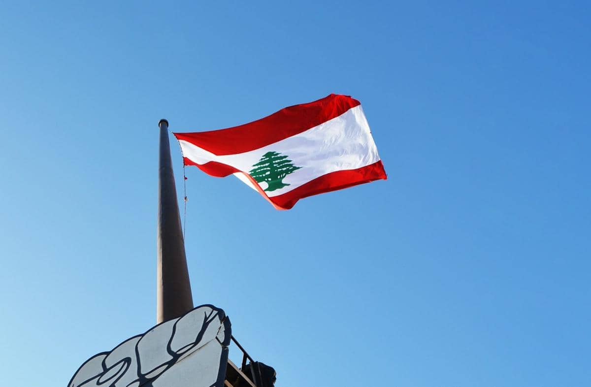 Bendera Lebanon sedang berkibar.