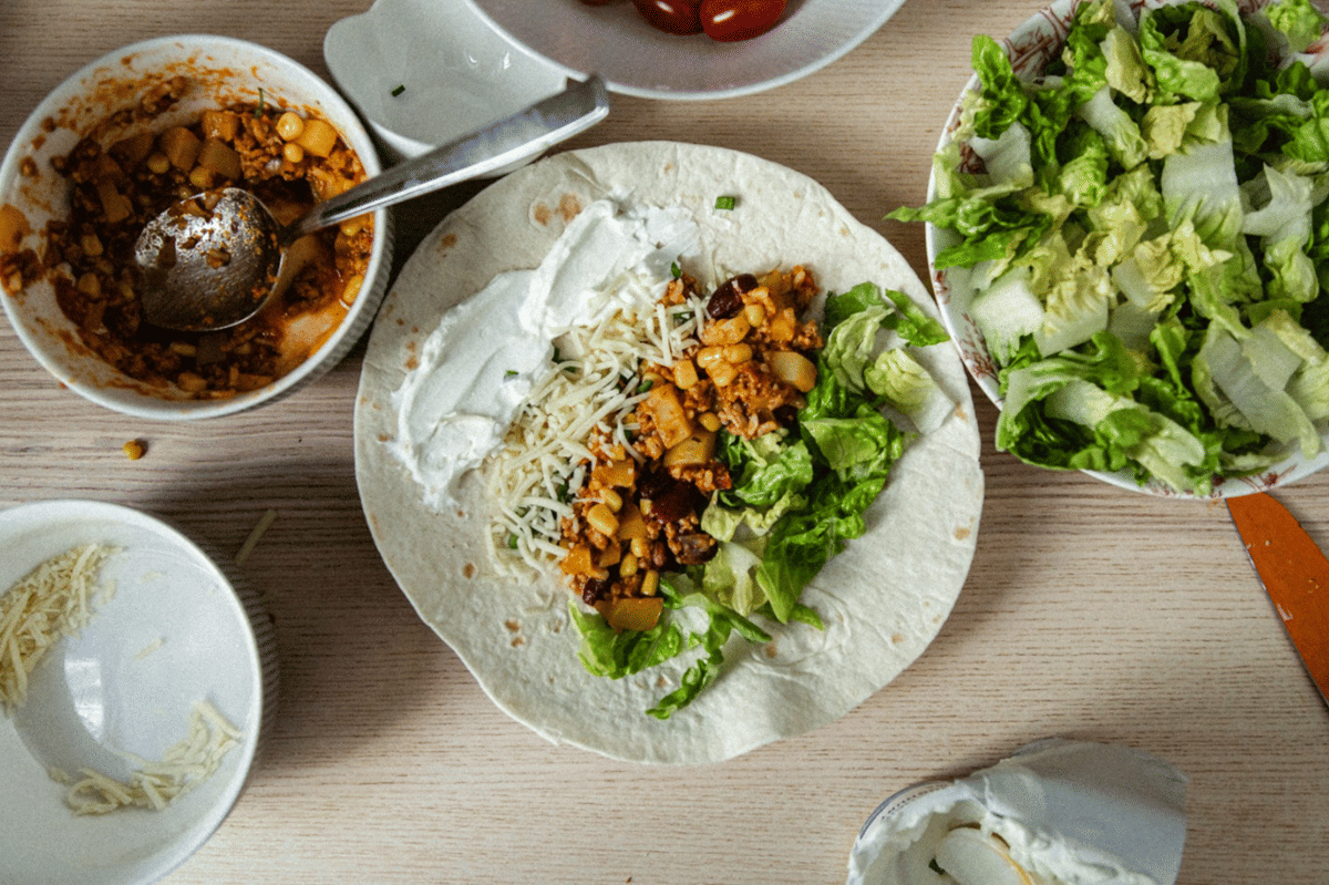 ilustrasi membuat wrap ayam zaatar dan hummus