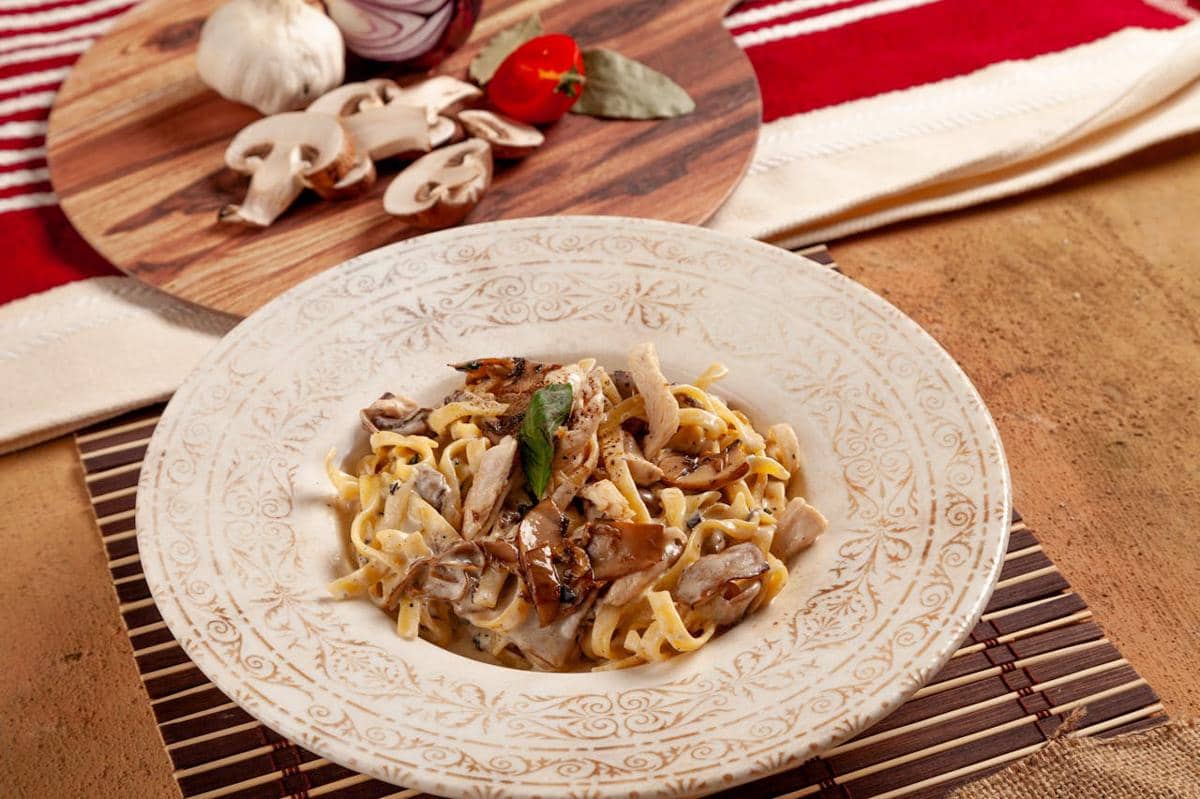 ilustrasi pasta ayam jamur 