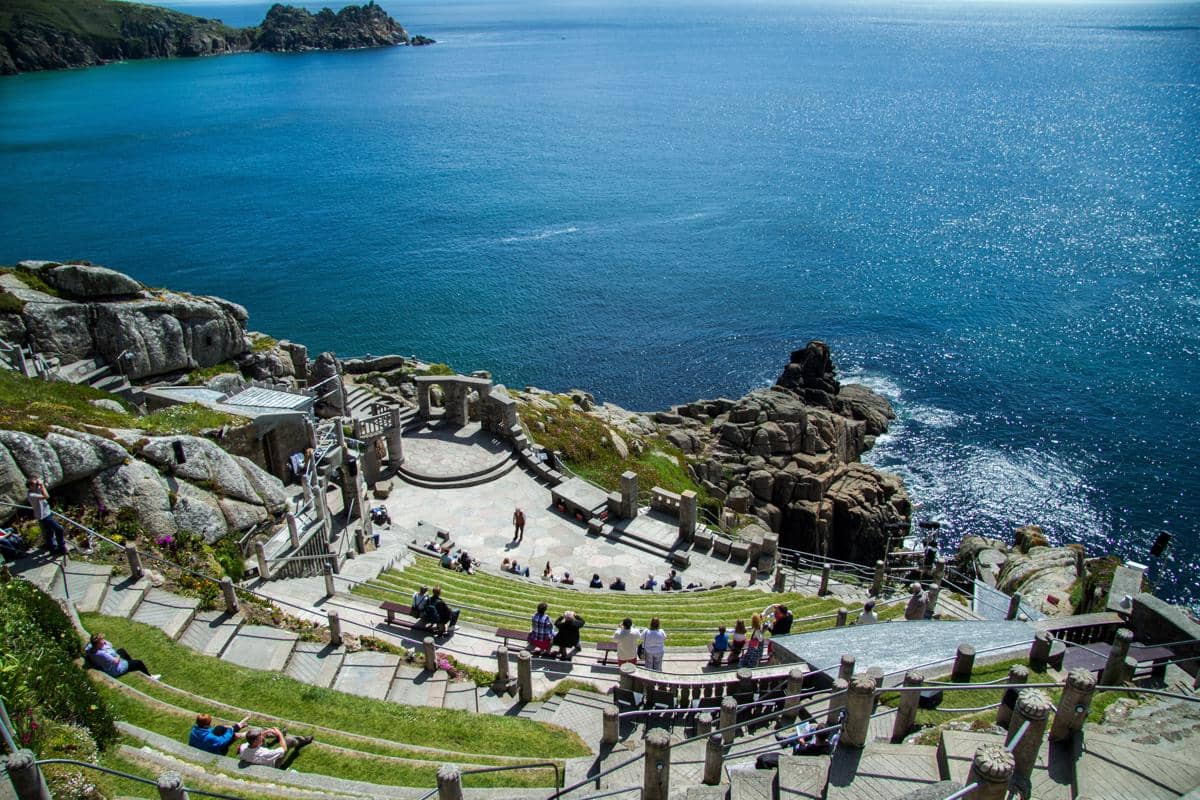 Laut menjadi latar alami pertunjukan di Teater Minack.