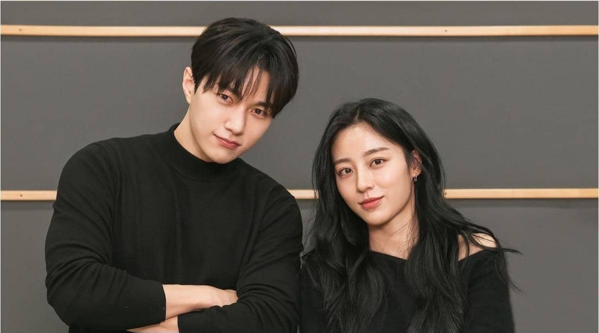 Dua pemeran utama drama Korea Empathy Cells berpose bersama dalam sesi pembacaan naskah dengan latar ruangan sederhana.