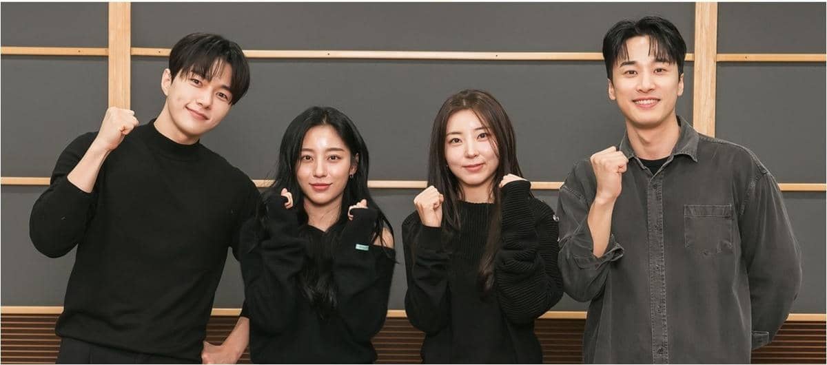 Empat pemeran drama Korea Empathy Cells berpose bersama sambil mengepalkan tangan saat pembacaan naskah di ruangan studio.