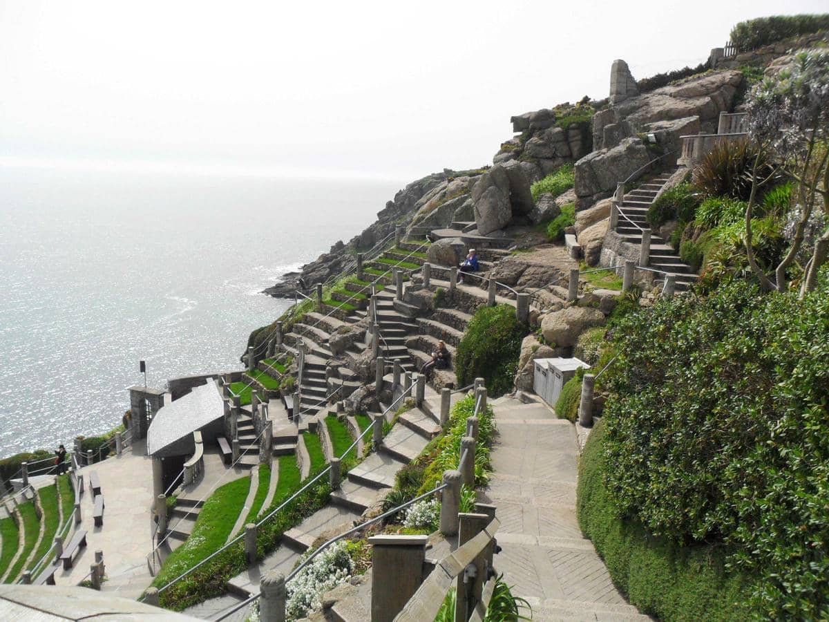 Nama Minack berarti "tempat berbatu" dalam bahasa Cornish.