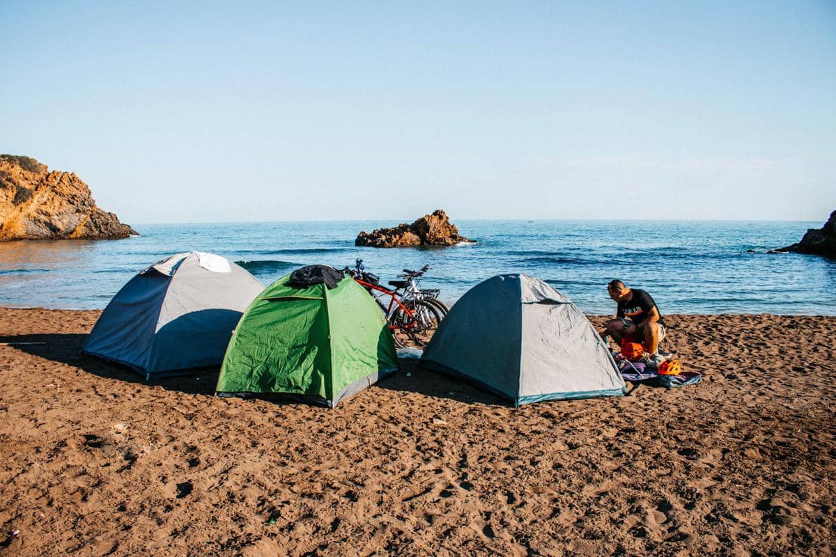 ilustrasi camping di pantai