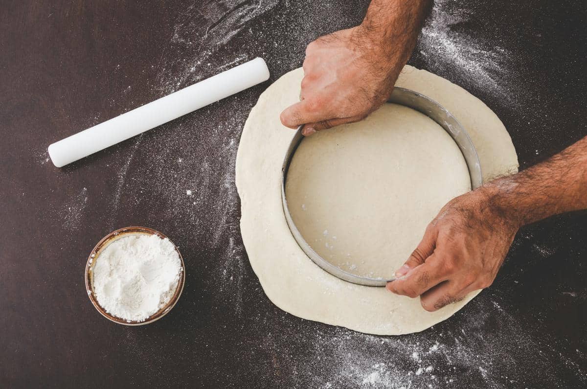 ilustrasi membuat deep dish pizza