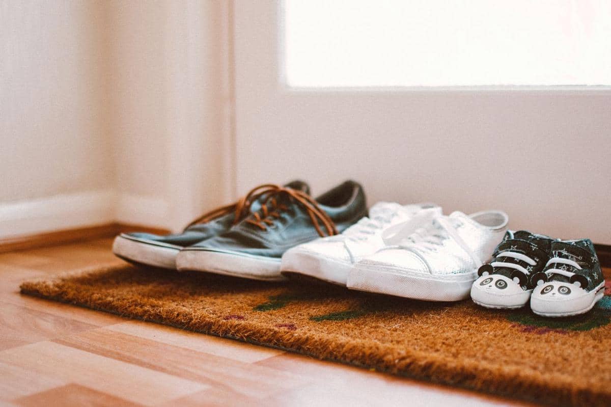 ilustrasi menjemur sepatu di tempat teduh (pexels.com/Lisa from Pexels)