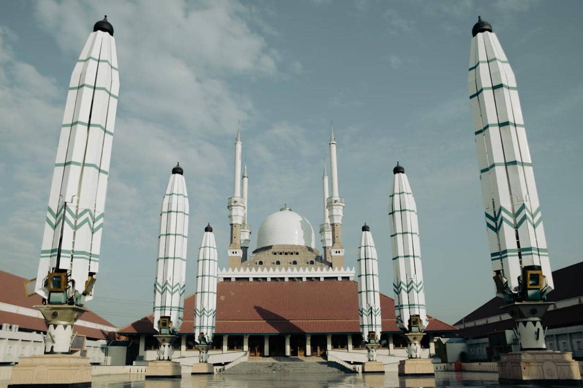 Ilustrasi masjid di Indonesia 