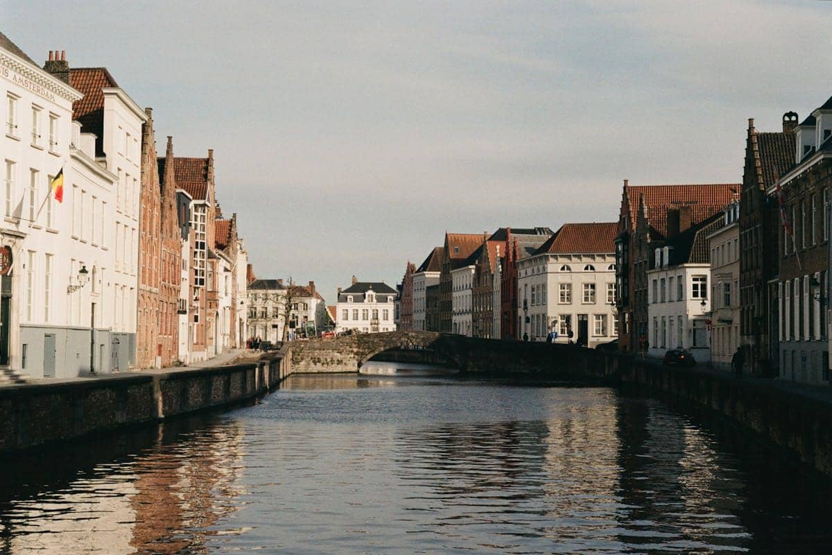 ilustrasi kanal di kota Bruges