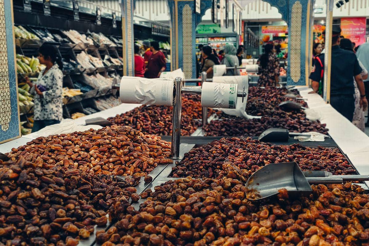 ilustrasi membeli kurma sebagai oleh-oleh haji