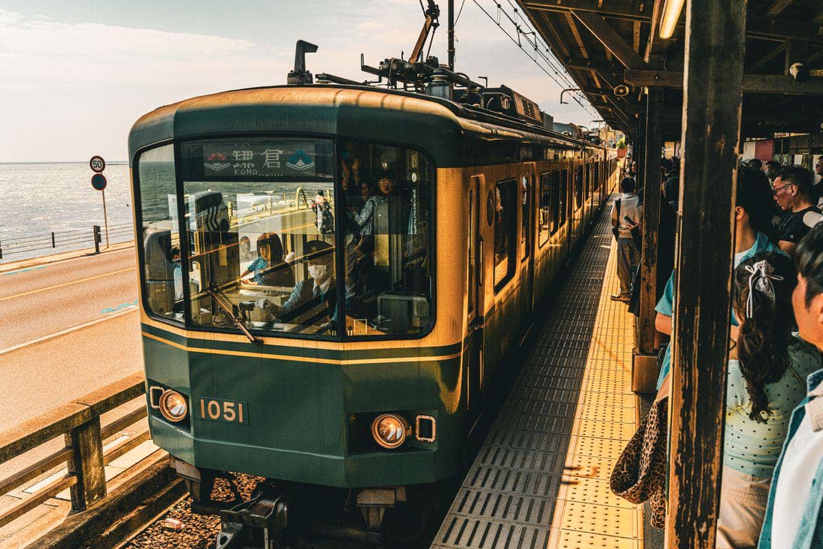 ilustrasi kereta antik Enoden