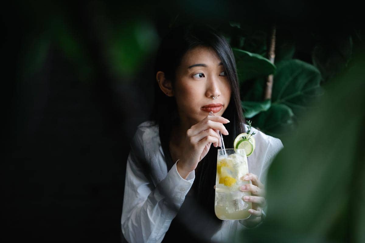 ilustrasi orang meminum minuman
