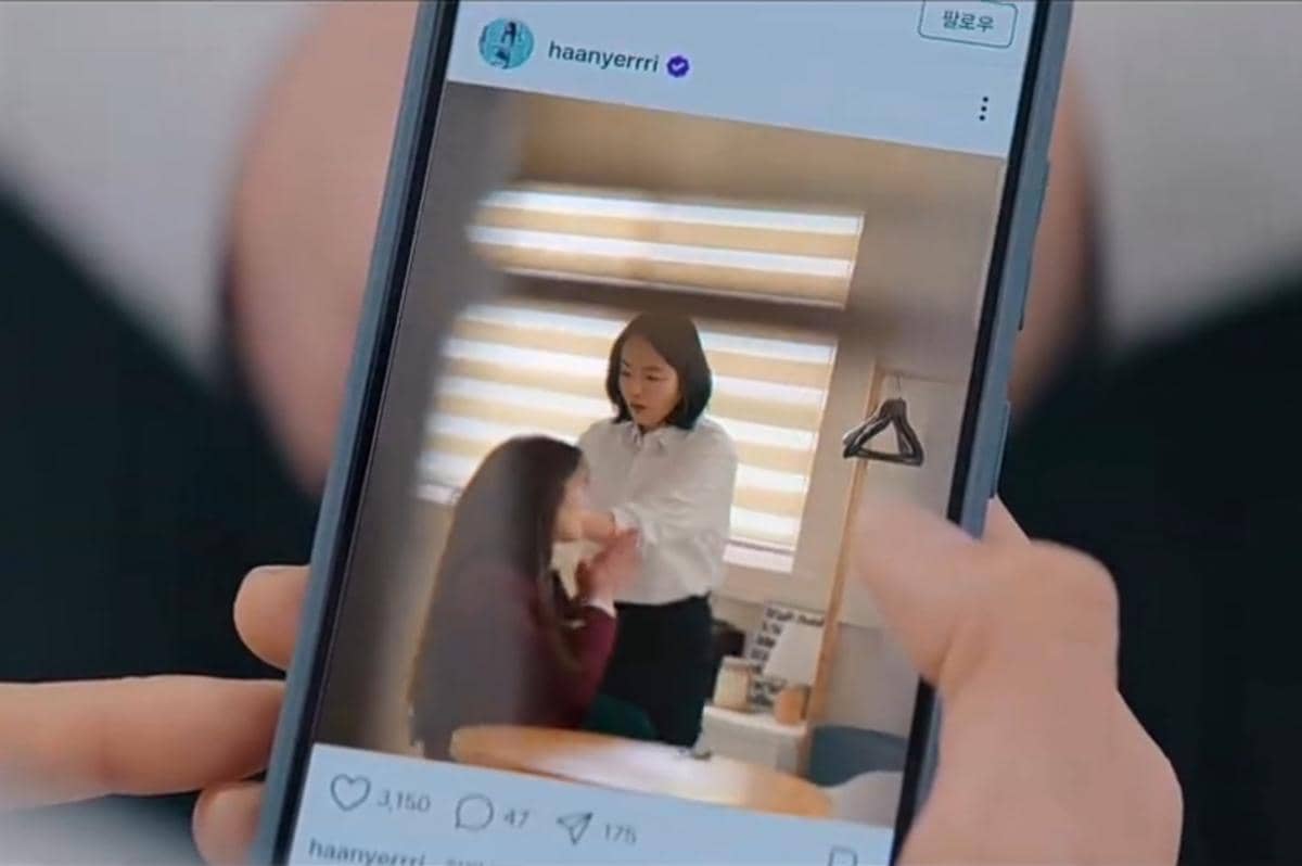 Tangkapan layar ponsel menampilkan unggahan media sosial yang memperlihatkan dua wanita di dalam ruangan sedang berinteraksi tegang.