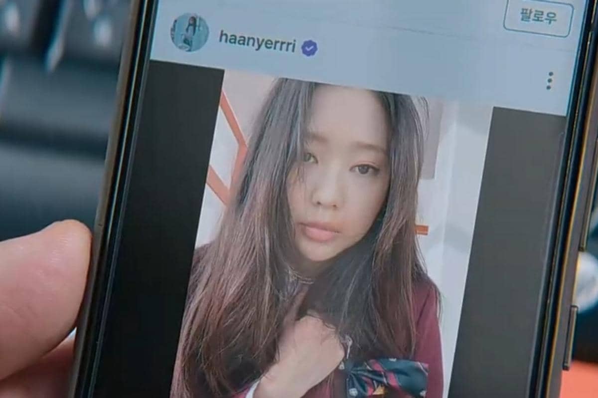 Tangkapan layar ponsel menampilkan foto seorang perempuan berambut panjang dengan seragam sekolah dari adegan serial Teach You a Lesson.