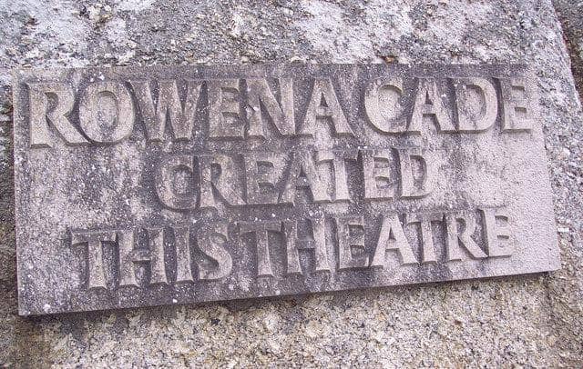 Nama Rowena Cade diabadikan di Teater Minack.
