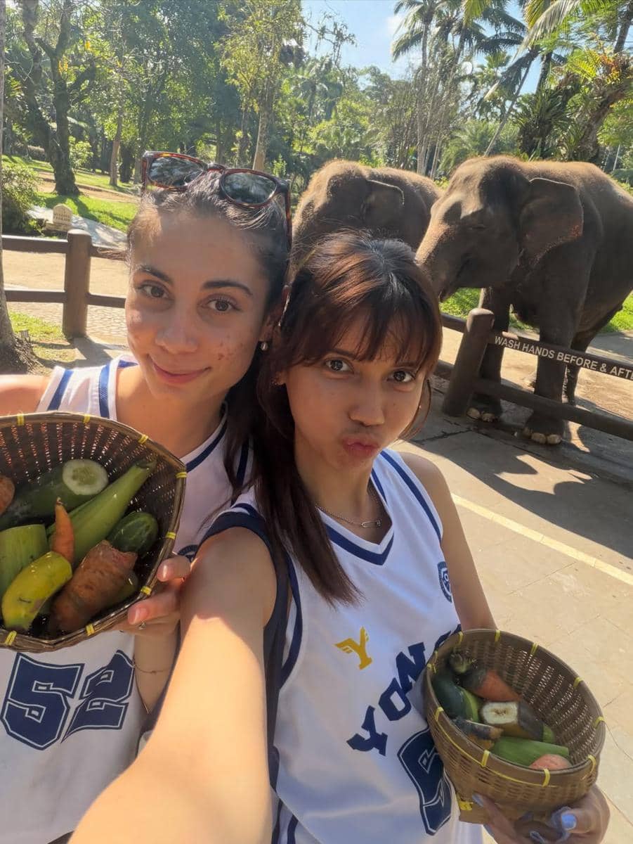 Sabrina Chairunnisa dan sahabat beri makan gajah di Ubud