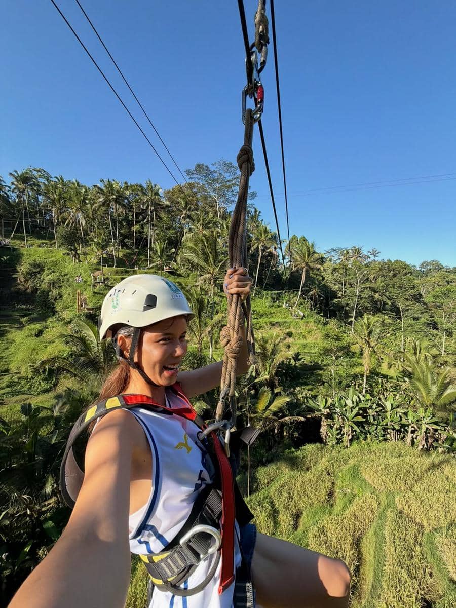 Sabrina Chairunnisa dan sahabat beri makan gajah di Ubud