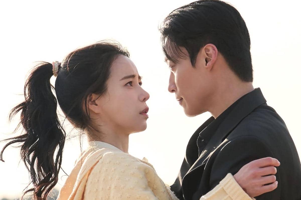 Dua karakter dalam drama My Royal Nemesis saling menatap dengan ekspresi emosional di bawah cahaya matahari lembut.