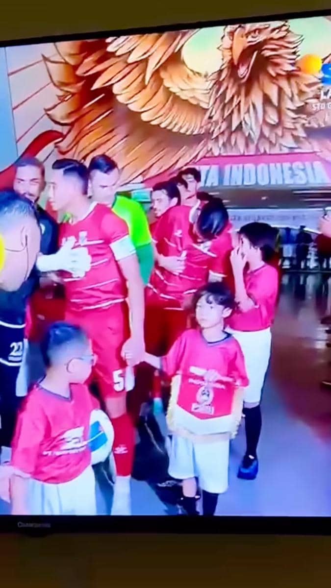 Momen Miguel dampingi Rizky Ridho sempat terlihat dalam siaran televisi (instagram.com/desta80s)