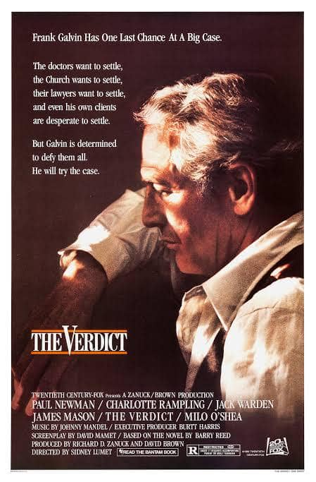 Poster film The Verdict menampilkan seorang pria berambut putih mengenakan kemeja putih, duduk termenung dengan pencahayaan dramatis.
